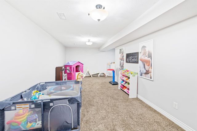 610 Quail Hollow Dr, Salina, KS 67401