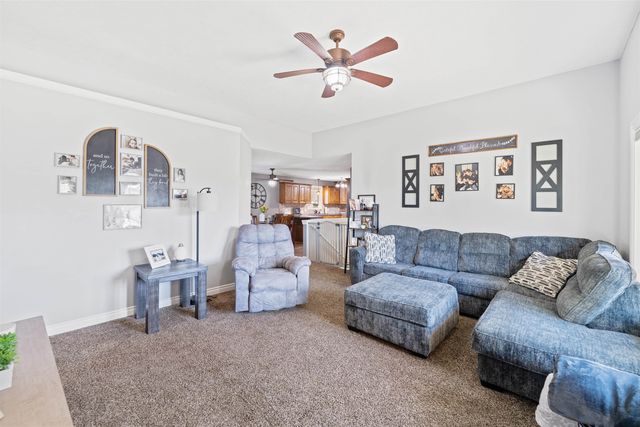 610 Quail Hollow Dr, Salina, KS 67401