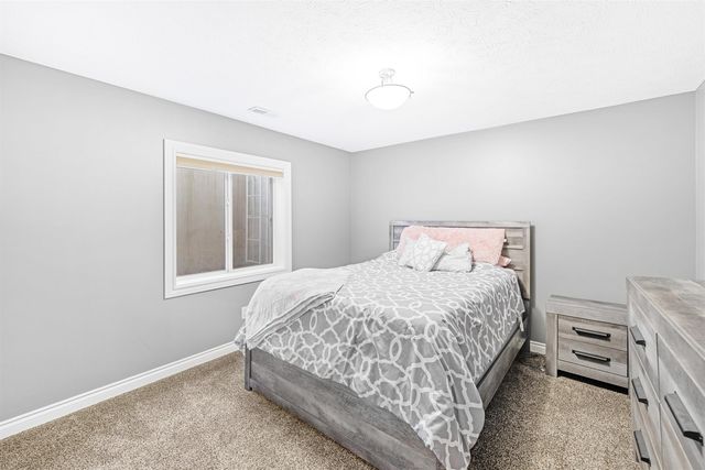 610 Quail Hollow Dr, Salina, KS 67401