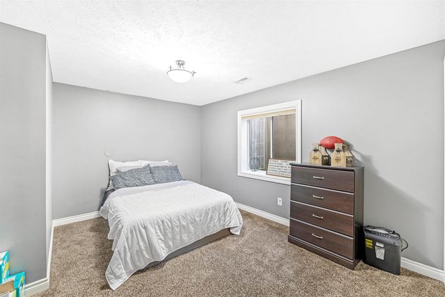 610 Quail Hollow Dr, Salina, KS 67401