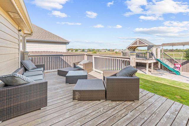 610 Quail Hollow Dr, Salina, KS 67401
