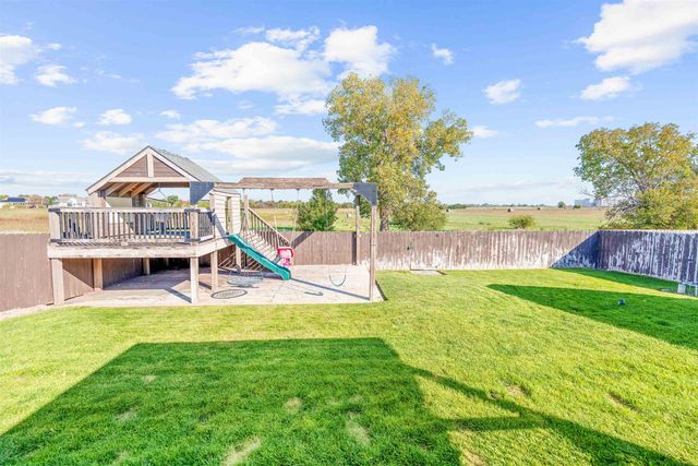 610 Quail Hollow Dr, Salina, KS 67401