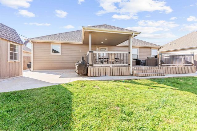 610 Quail Hollow Dr, Salina, KS 67401