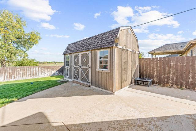 610 Quail Hollow Dr, Salina, KS 67401