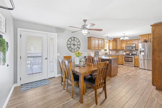 610 Quail Hollow Dr, Salina, KS 67401