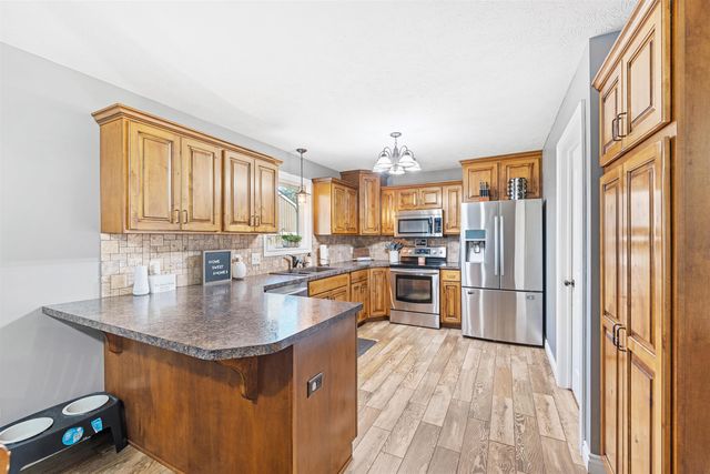 610 Quail Hollow Dr, Salina, KS 67401