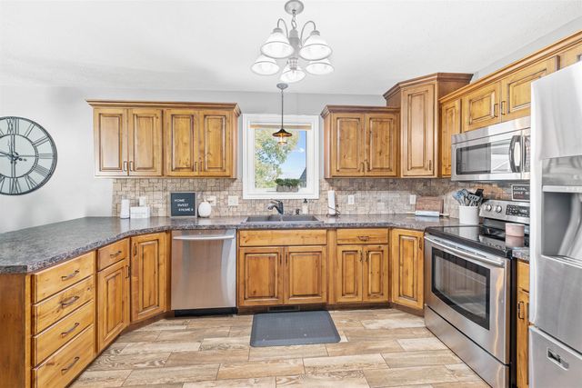 610 Quail Hollow Dr, Salina, KS 67401