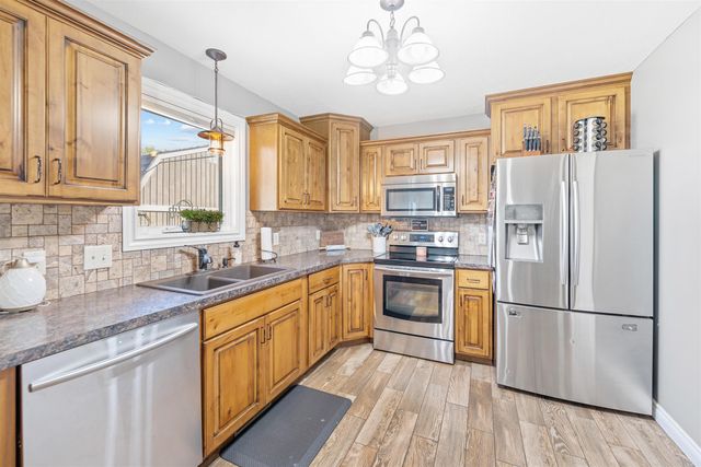610 Quail Hollow Dr, Salina, KS 67401