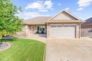 610 Quail Hollow Dr, Salina, KS 67401