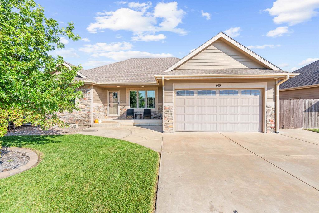 610 Quail Hollow Dr, Salina, KS 67401