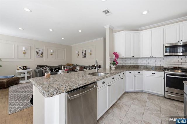 1 Rock Ledge, Oakland, NJ 07436