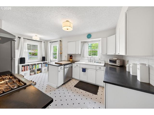 466 Nw 3RD Ave, Canby, OR 97013
