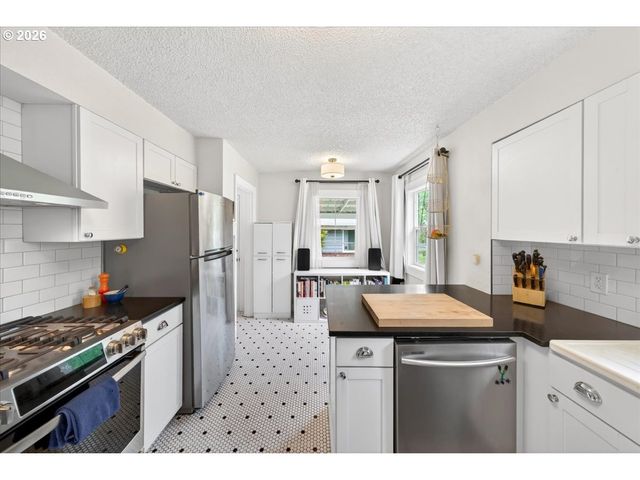 466 Nw 3RD Ave, Canby, OR 97013