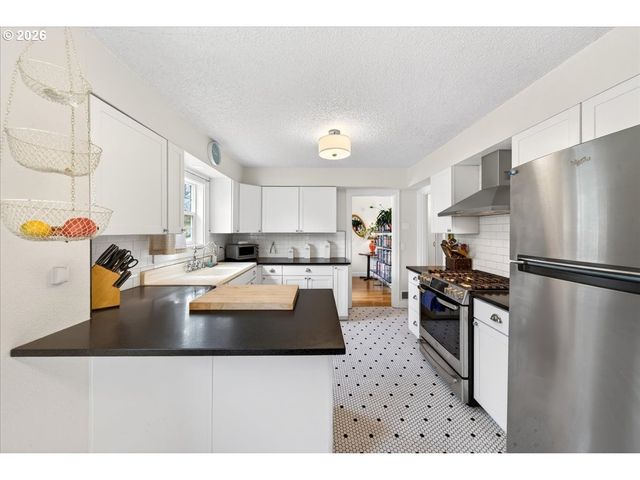466 Nw 3RD Ave, Canby, OR 97013