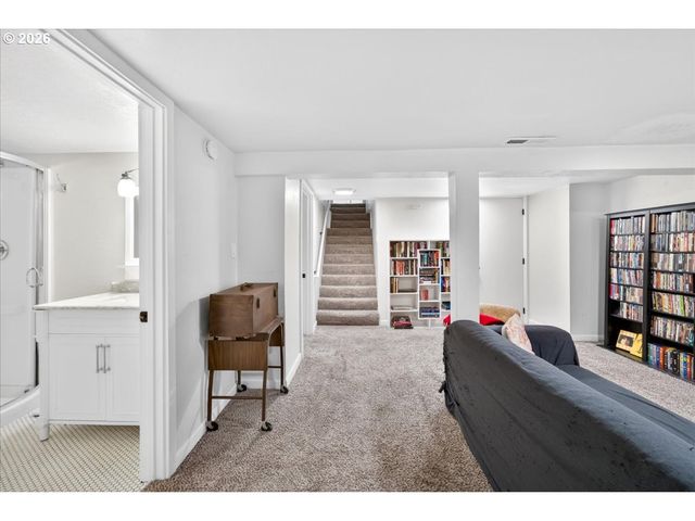 466 Nw 3RD Ave, Canby, OR 97013