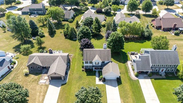 8819 W Whispering Oaks Court, Franklin, WI 53132