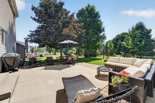 8819 W Whispering Oaks Court, Franklin, WI 53132