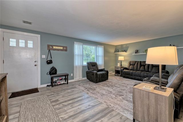 4373 State Rte 136, Hempfield Twp, PA 15601
