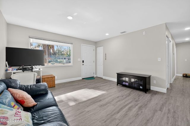 731 Greenway Place, Daytona Beach, FL 32114