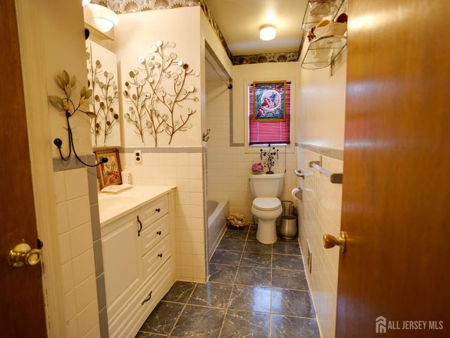 15 E Walnut Street, Colonia, NJ 07067