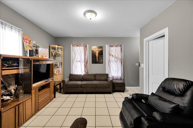 817 Front Street, Aurora, IL 60505