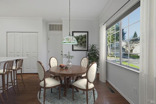 1005 SE Woodlake Dr SE, Santa Rosa, CA 95405