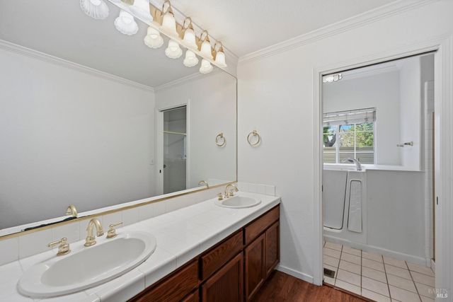 1005 SE Woodlake Dr SE, Santa Rosa, CA 95405