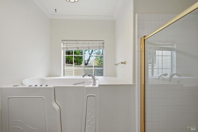 1005 SE Woodlake Dr SE, Santa Rosa, CA 95405