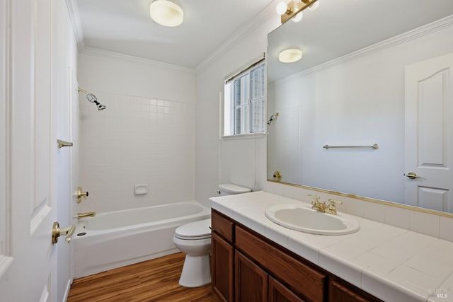 1005 SE Woodlake Dr SE, Santa Rosa, CA 95405