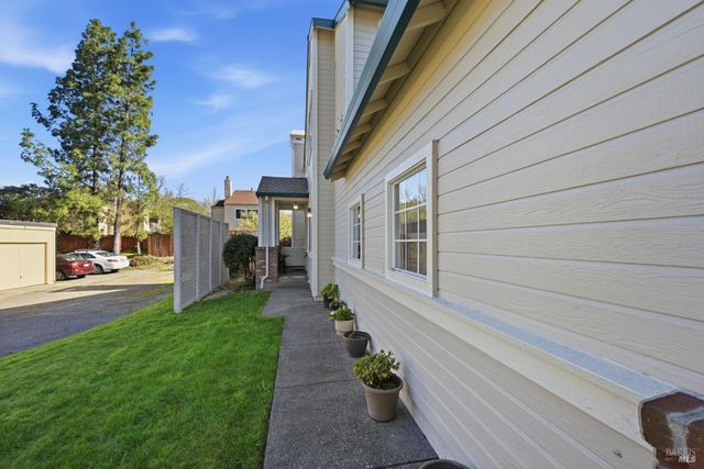 1005 SE Woodlake Dr SE, Santa Rosa, CA 95405