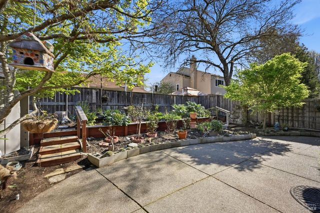 1005 SE Woodlake Dr SE, Santa Rosa, CA 95405