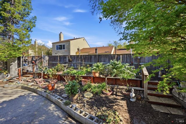 1005 SE Woodlake Dr SE, Santa Rosa, CA 95405