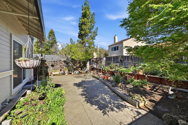 1005 SE Woodlake Dr SE, Santa Rosa, CA 95405