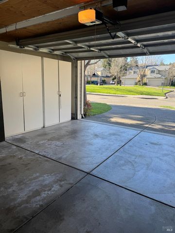 1005 SE Woodlake Dr SE, Santa Rosa, CA 95405
