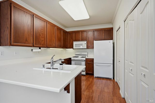 1005 SE Woodlake Dr SE, Santa Rosa, CA 95405