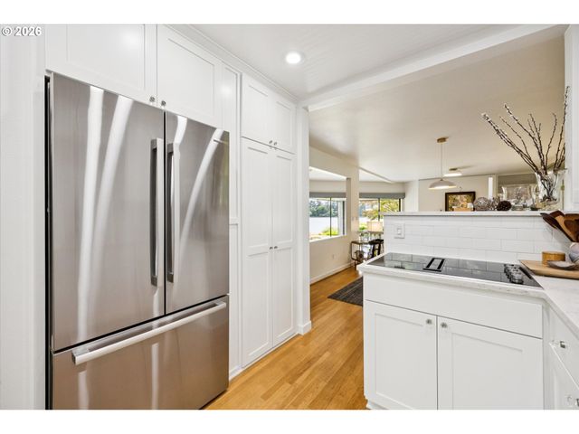 5758 S RIVERPOINT Ln, Portland, OR 97239