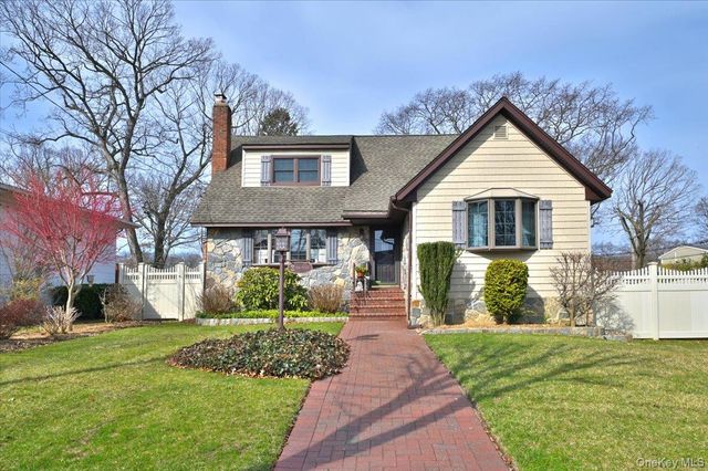 2 Oak Place, Massapequa, NY 11758