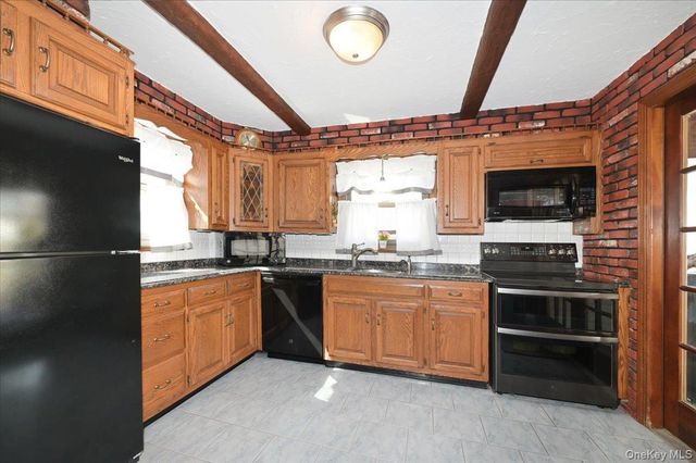 2 Oak Place, Massapequa, NY 11758
