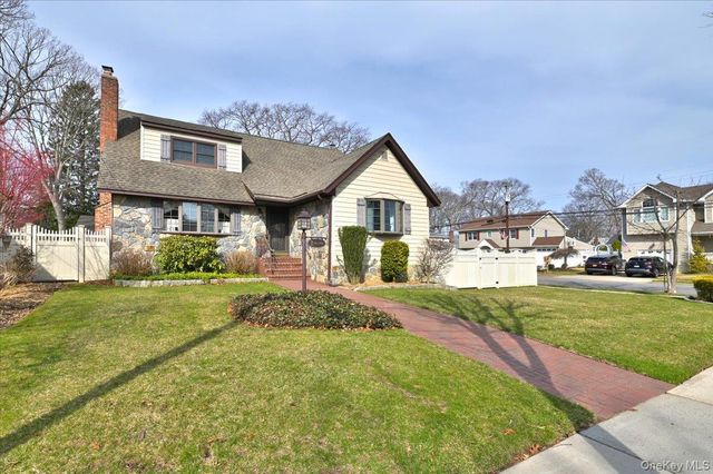 2 Oak Place, Massapequa, NY 11758