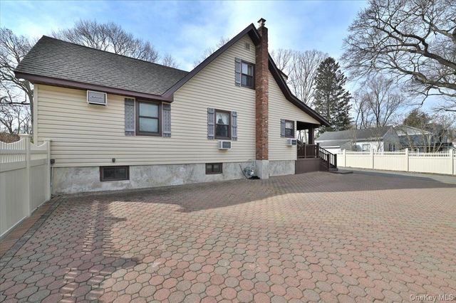 2 Oak Place, Massapequa, NY 11758