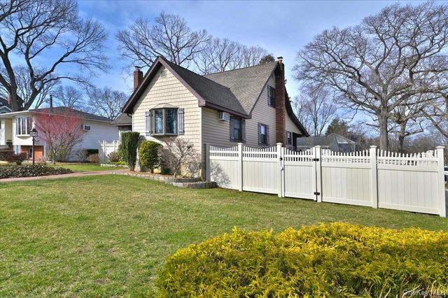 2 Oak Place, Massapequa, NY 11758