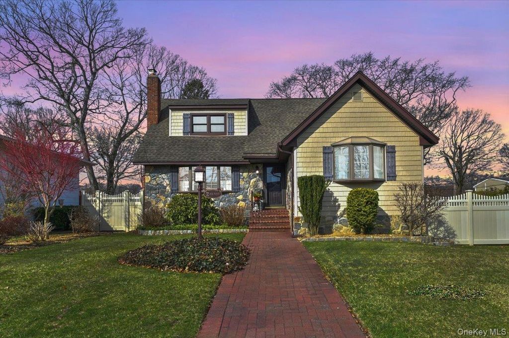 2 Oak Place, Massapequa, NY 11758