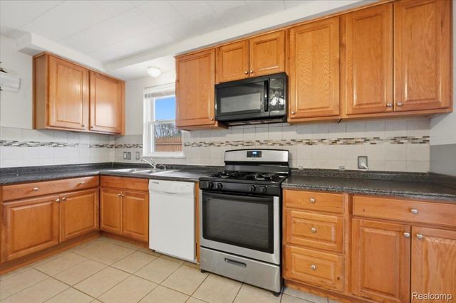 1198 E Hudson Avenue, Madison Heights, MI 48071