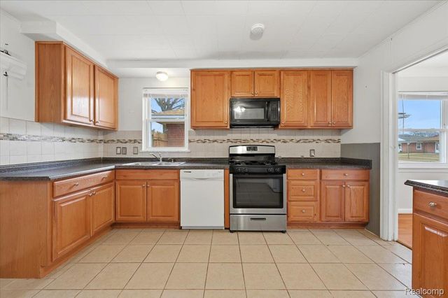 1198 E Hudson Avenue, Madison Heights, MI 48071