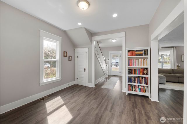 425 Valley Avenue E, Sumner, WA 98390