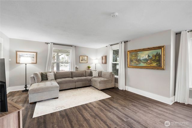 425 Valley Avenue E, Sumner, WA 98390