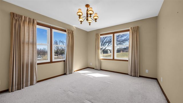 1513 Stoney Point Road NW, Cedar Rapids, IA 52405