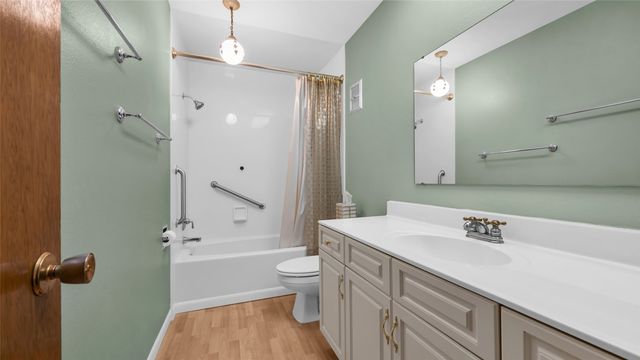 1513 Stoney Point Road NW, Cedar Rapids, IA 52405