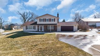 1513 Stoney Point Road NW, Cedar Rapids, IA 52405