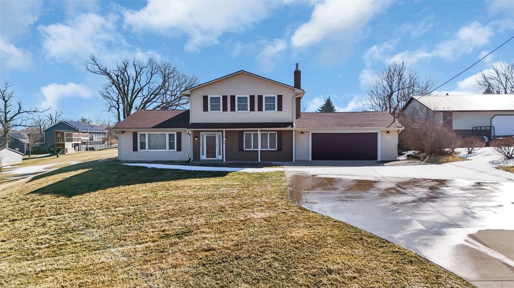 1513 Stoney Point Road NW, Cedar Rapids, IA 52405